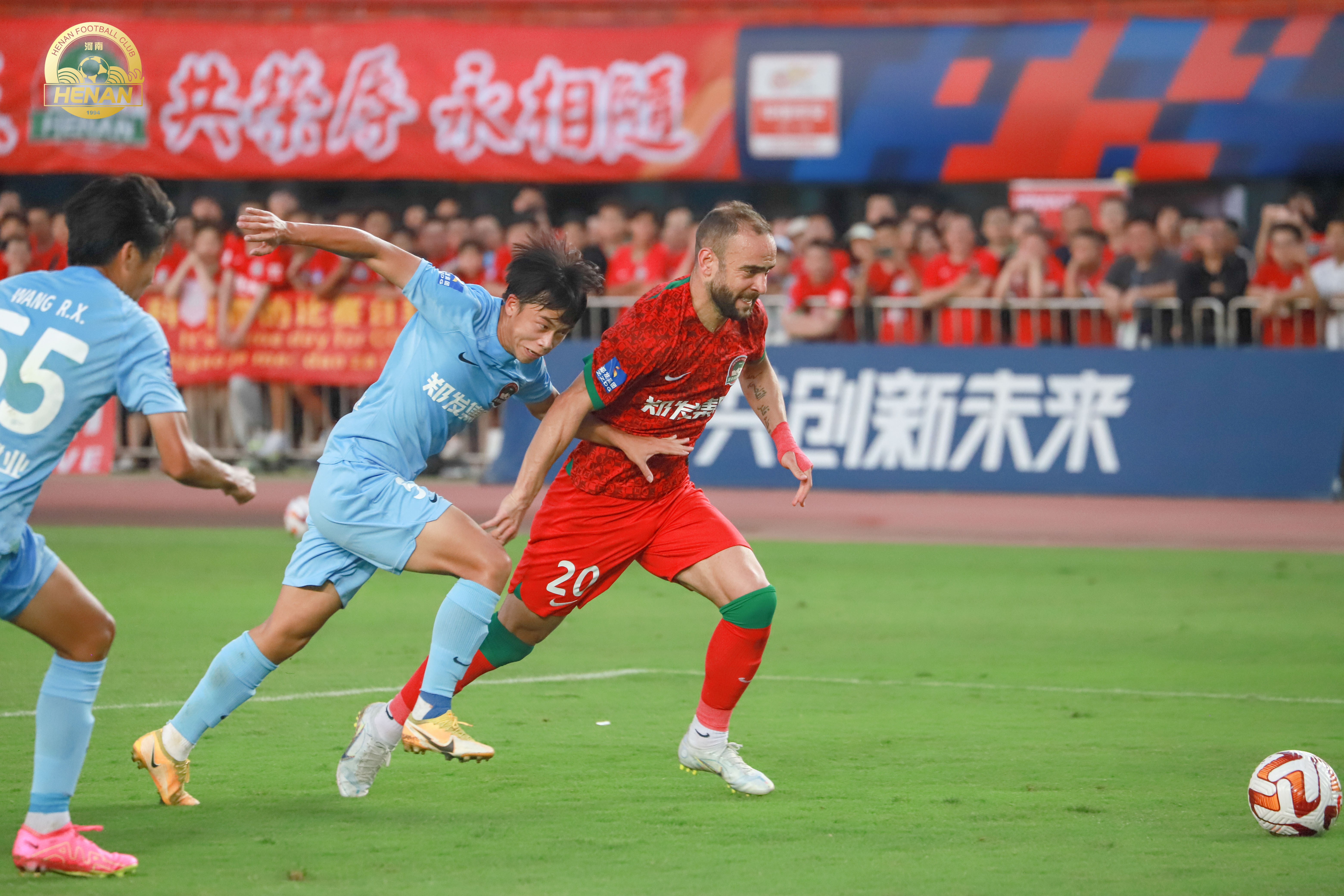 河南建业备战足球赛，全力备战