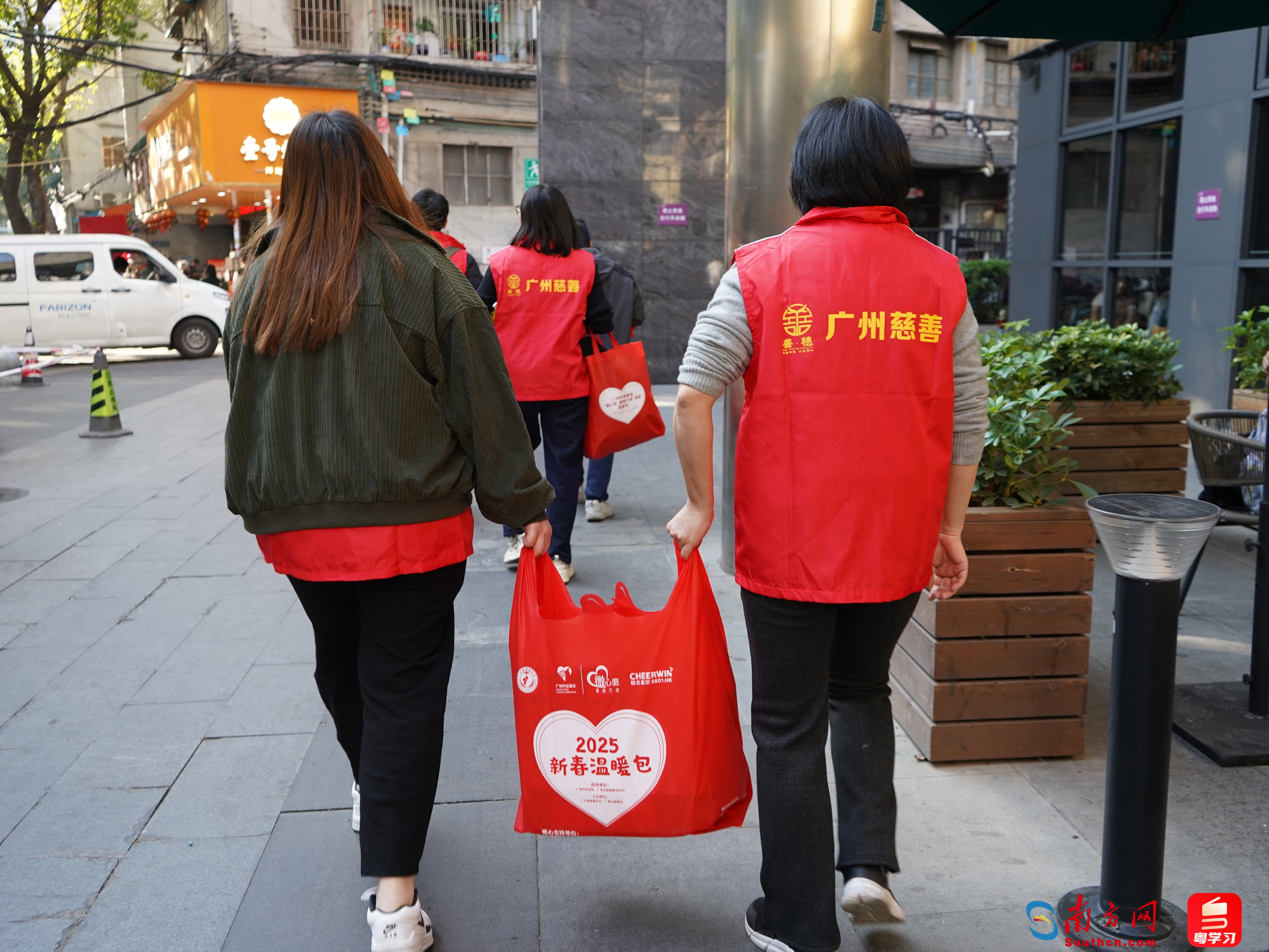 包含球队助力慈善活动，礼物温暖帮助需要帮助的人的词条