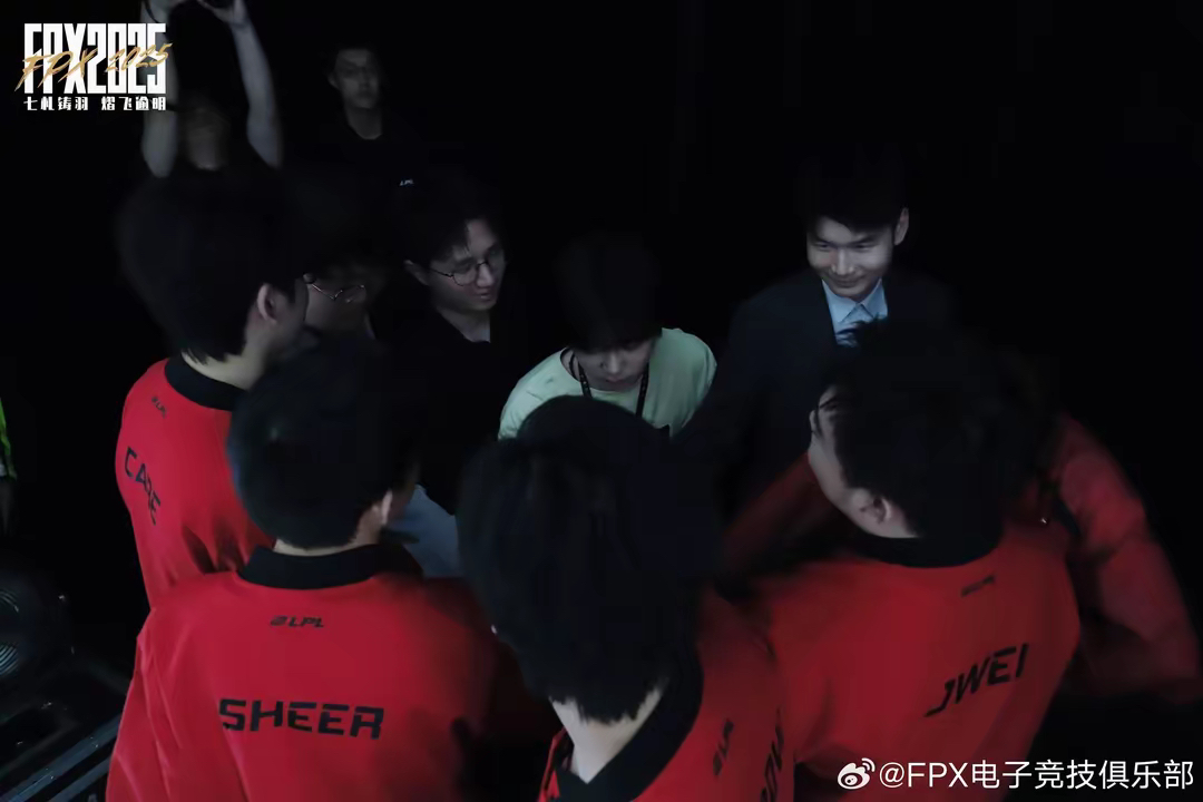 TES力克FPX,369操刀奇招英雄翻盘四强赛2:1(釜山) TES力克FPX,369操刀奇招英雄翻盘四强赛2:1(釜山)