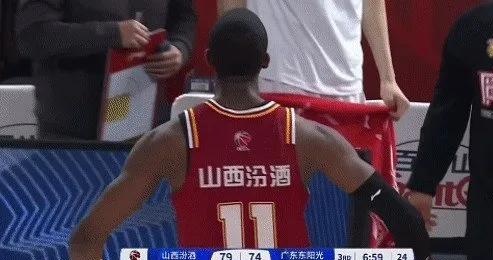 球场上的精彩瞬间将成为球迷热议话题 球场上的精彩瞬间将成为球迷热议话题