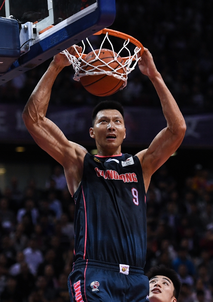 青岛队力克深圳队，易建联关键制胜